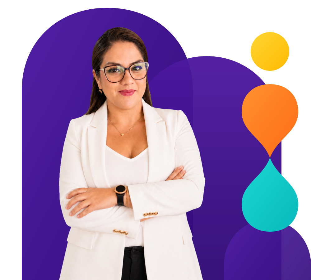 Ruth Marín, fundadora de ruthis MARKETING, de pie con los brazos cruzados